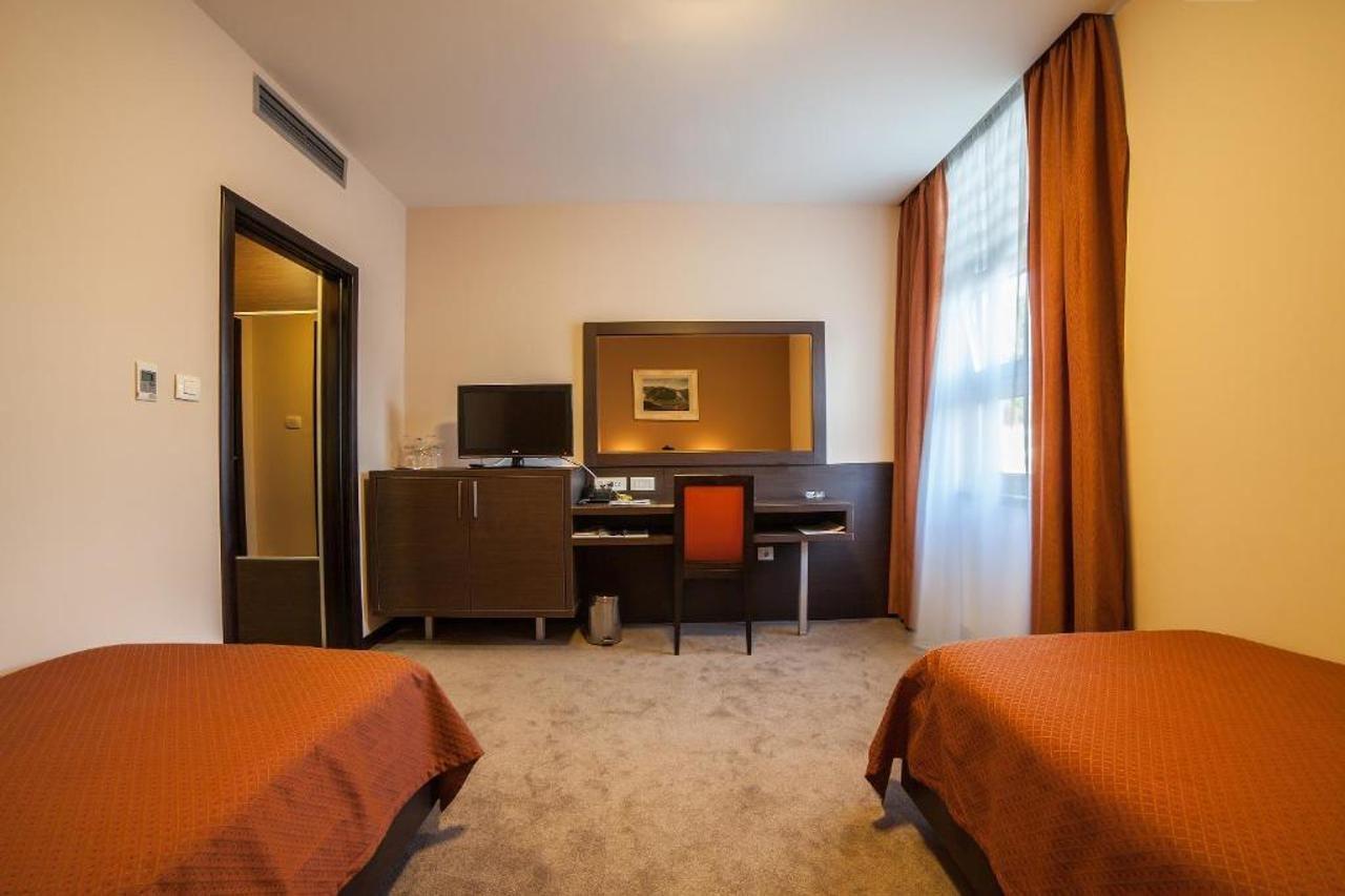 Hotel Terminus พอดโกริกา ภายนอก รูปภาพ